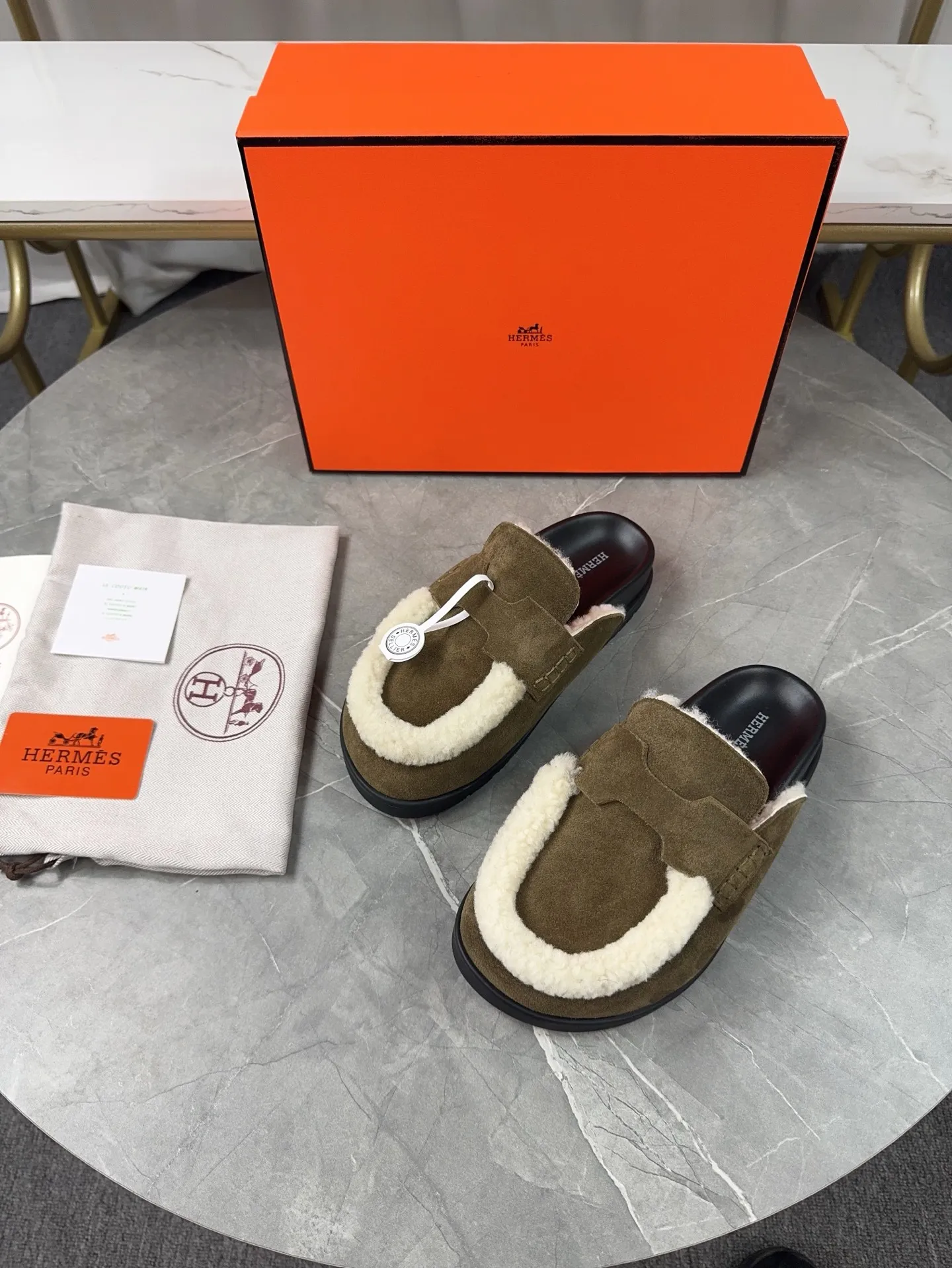 p460🐮🐮HERMES Birkenstock Mules🍬 Spring and summer really need versatile slippers. They have a casual and high-end feel, and the comfort is also great. The large toe design adds a playful feel, and the slip-on design is convenient and practical to wear. 🌷Upper: original high mercerized cow velvet 🌷Inner lining: wool 🌷Outsole: original TPU water platform + rubber film combination 🌷Number of sizes: women's size 35-40 (40-41 -42 is not returnable) men's size: 38-45 (45 is not returnable)